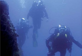  mergulhadores sob a água 